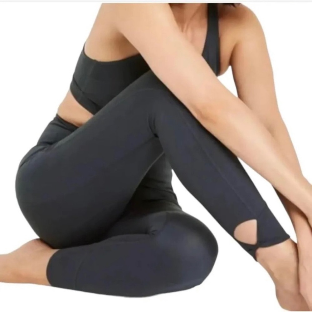 All In Motion Black Simplicity Twist Leggings Size XS NWT